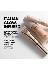 Kiko Milano Love Fusion foundation en Glow Fusion highlighter tubes op een witte achtergrond met tekst die straalt en langdurige make-up promoot.