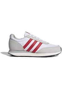 Die Sneaker verfügen über ein Obermaterial aus weißem Leder mit grauen Akzenten, drei roten Streifen an der Seite und einer schwarzen Gummisohle. Klassisches Design mit Schnürsenkeln.