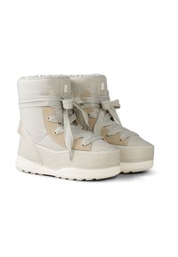 Beżowe zimowe buty z pikowanym wzorem, teksturowanym materiałem, zaokrąglonym noskiem i sznurowaniem. Posiadają naszywkę z logo oraz gumową podeszwę.