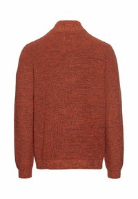 Rostfarbener gestrickter Pullover mit hohem Kragen, langen Ärmeln und einem strukturierten Muster. Die Rückseite hat einen entspannten Schnitt und einen gerippten Saum.