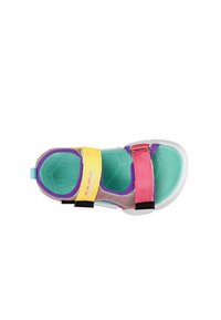 Barevné sandály s mentolově zelenou stélkou, růžovými a fialovými popruhy a žlutým akcentem. Lehká konstrukce s nastavitelnými sponami.