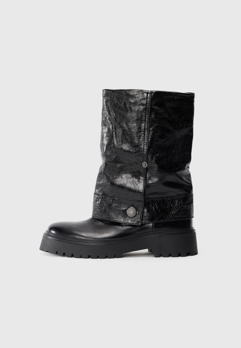 Schwarze Leder-Ankle-Boots mit glänzender Oberfläche, featuring ein umgeschlagenes Design, Druckknopf-Detail und einer robusten Profilsohle.