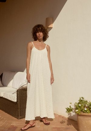 PETITE FIT - TEXTURED - Maxi dress - white