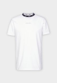 Camiseta blanca de manga corta con un alto cuello de canalé negro y blanco, con un logo en el centro frontal, hecha de suave material de algodón.