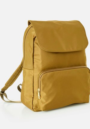 Zaino marrone con patta superiore e tasca frontale con cerniera, spallacci imbottiti e finitura in tessuto liscio su sfondo bianco.