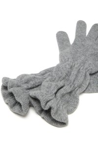 Une paire de gants en tricot gris avec un motif en câbles et des poignets festonnés, posée à plat sur un fond blanc.