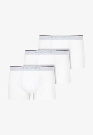 Drei Paar weiße Herren-Boxershorts mit grauen elastischen Bundbändern, die das Jockey-Logo tragen, sowie einem roten und blauen Streifendetail.