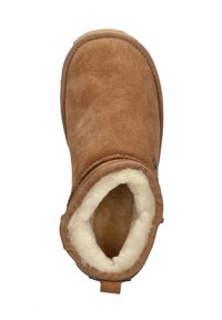 Bruine suède enkellaars met een zachte shearling voering. Heeft een ronde neus en een trekhaak aan de achterkant voor gemakkelijk aan- en uittrekken.