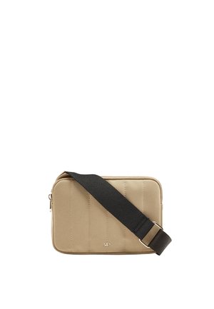 Beżowa prostokątna torebka na ramię z pikowanym przeszyciem i szerokim regulowanym czarnym paskiem na przodzie na białym tle.