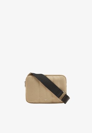 Beżowa prostokątna torebka na ramię z pikowanym przeszyciem i szerokim regulowanym czarnym paskiem na przodzie na białym tle.