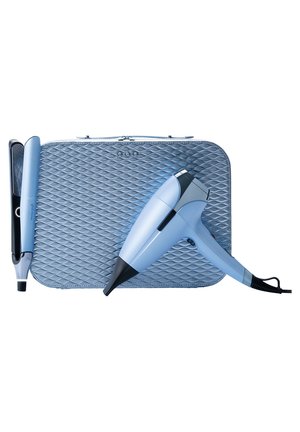 Asciugacapelli blu e piastra per capelli riposti su una custodia abbina texturizzata blu, su sfondo bianco.