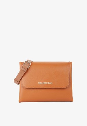 Sac bandoulière en cuir camel avec une finition texturée, fermeture à rabat magnétique, sangle réglable, et logo embossé sur le devant.