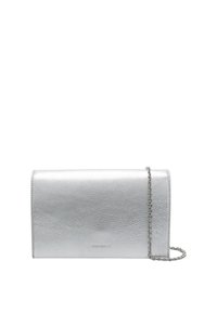 Borsa a pochette in pelle argentata con texture liscia, forma rettangolare slim e tracolla a catena. Presenta un logo del brand discretamente impresso sul fronte.