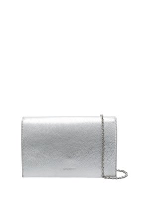 Borsa a pochette in pelle argentata con texture liscia, forma rettangolare slim e tracolla a catena. Presenta un logo del brand discretamente impresso sul fronte.