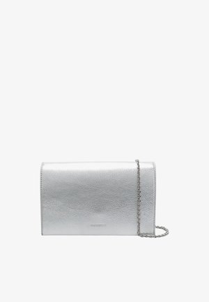 Pochette en cuir argenté avec une texture lisse, de forme rectangulaire slim et dotée d'une chaîne. Présente un logo de marque discret embossé à l'avant.
