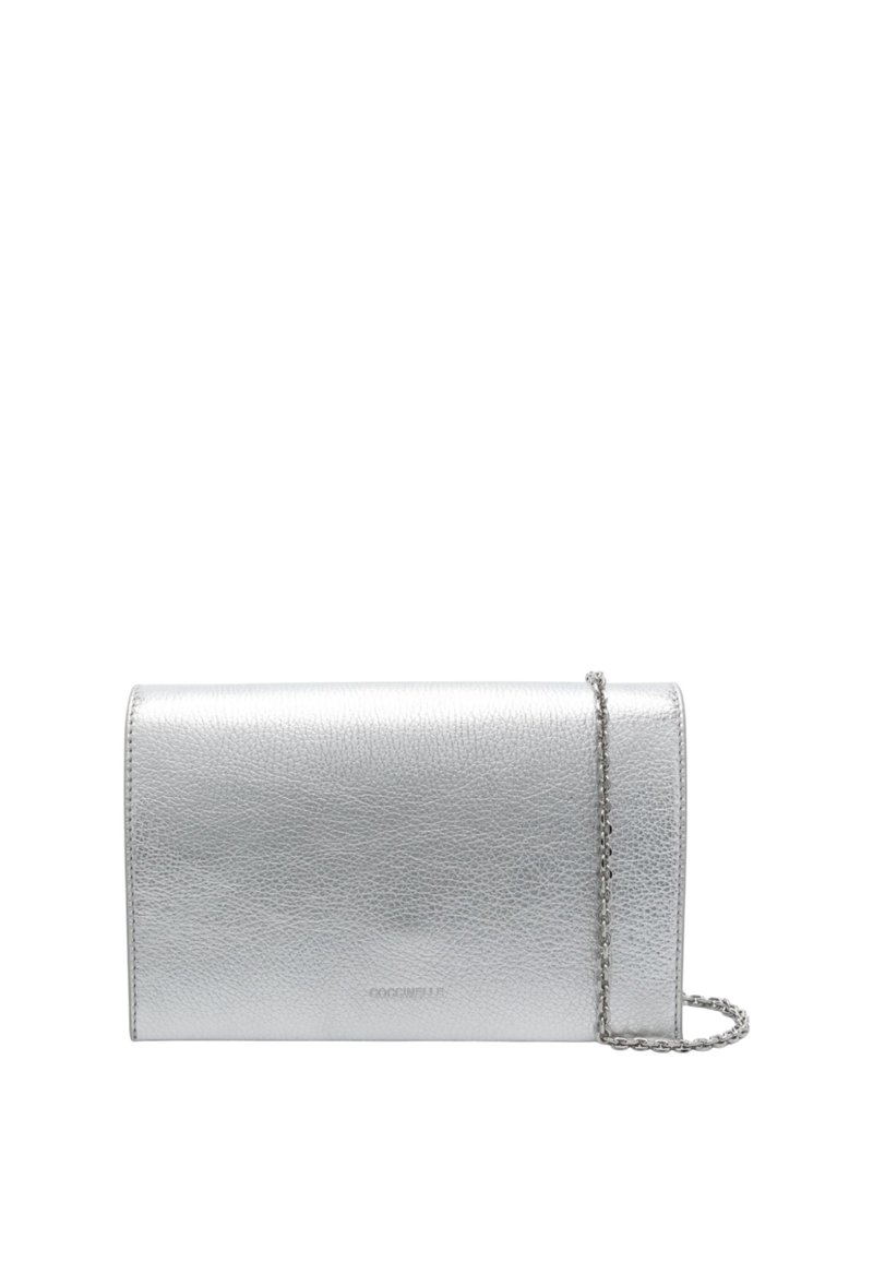 Borsa a pochette in pelle argentata con texture liscia, forma rettangolare slim e tracolla a catena. Presenta un logo del brand discretamente impresso sul fronte.