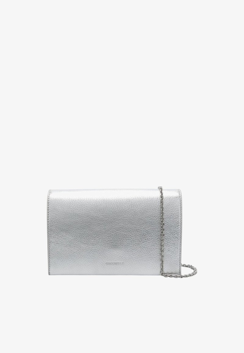 Borsa a pochette in pelle argentata con texture liscia, forma rettangolare slim e tracolla a catena. Presenta un logo del brand discretamente impresso sul fronte.