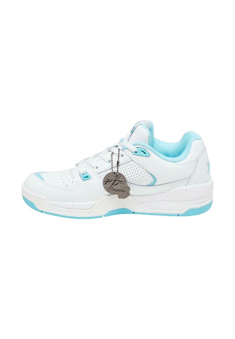 Basket blanche avec des accents bleu clair, présentant une tige en cuir lisse, des détails perforés, un design à lacets et une étiquette métallique.