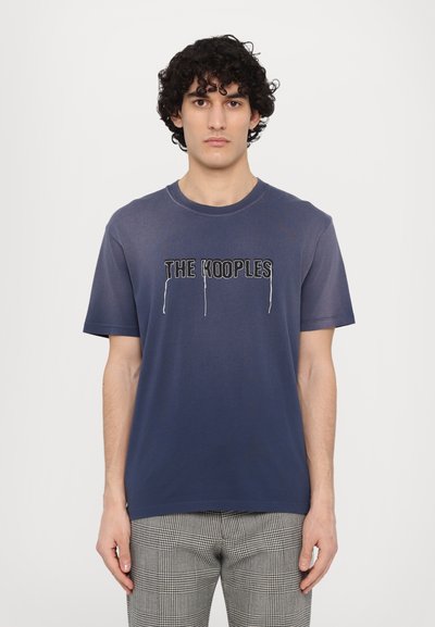 Tricou din bumbac de culoare bleumarin, cu guler rotund, mânecă scurtă și logo-ul "THE KOOPLES" brodat pe piept.