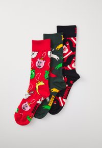 Trei perechi de șosete din bumbac: roșii cu imprimeuri animale, verde închis cu motive festive și negre cu design de Moș Crăciun; toate au modele colorate.