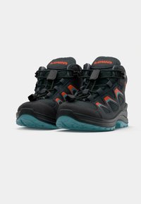 Schwarze Wanderschuhe mit orangefarbenen Akzenten, ausgestattet mit einem strukturierten Obermaterial, flexibler Sohle und einem sicheren Schnürsystem. Leichtgewichtiger und langlebiger Aufbau.