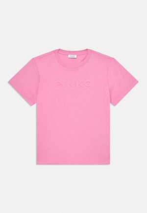 Roze katoenen T-shirt met korte mouwen en ronde hals. Heeft een reliëf "PINKO" logo aan de voorkant. Gladde textuur, basis snit.