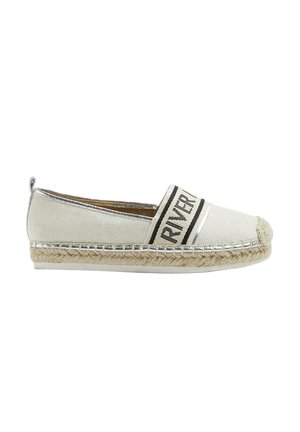 Leicht slip-on Schuh aus Leinen mit beigem Obermaterial, gestreiftem schwarzen Logo-Band und Jute-Sohle. Metallische Akzente entlang des Randes und abgerundetem Zehenbereich.