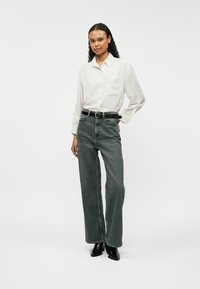 Calvin Klein ROLL SLEEVE UTILITY POCKET - Hemdbluse - chalk