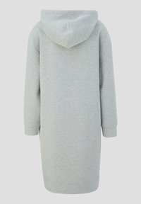Svetlo šedé mikinové šaty s kapucňou vyrobené z mäkkého materiálu. Majú dlhé rukávy a uvoľnený strih. Hladká textúra s minimalistickým dizajnom.