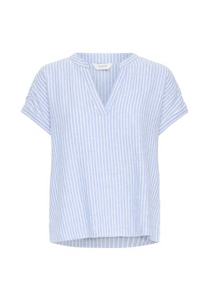 Blouse bleu clair à manches courtes avec des rayures blanches verticales, col en V et coupe décontractée.
