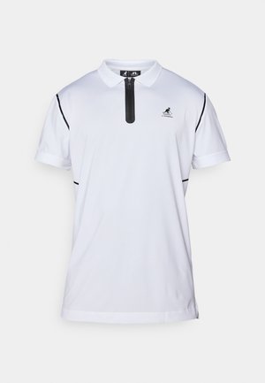 Rövid ujjú fehér pólóing fekete cipzáras gallérral, fekete oldalsó díszítésekkel és egy kis logóval a bal mellen. Lélegző anyagból készült.