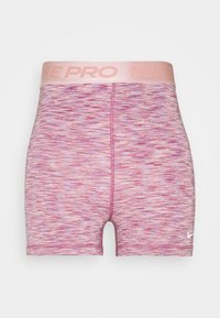Różowe i fioletowe spodenki sportowe w cętki z jasnoróżowym pasem z napisem "NIKE PRO" oraz małym białym logo Nike na lewej nogawce.