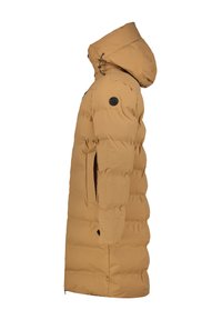 Langer, taillierter Daunenmantel in Tan mit Kapuze. Verfügt über gesteppten Bereiche, Seitentaschen und ein markenlogo am oberen Ärmel.