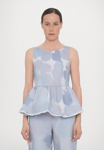 Ανοιχτό μπλε τοπ με peplum και σχέδιο tie-dye, διαθέτει στρογγυλή λαιμόκοψη, αμάνικο σχέδιο και ακατέργαστη τελική ραφή.