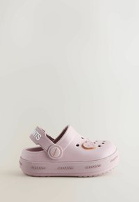 Sabot en caoutchouc rose clair avec une bride arrière, comportant des trous de ventilation, un détail de cœur en relief et le logo "ALLSAINTS" sur le côté.