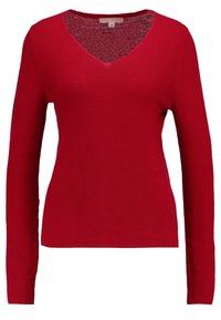 Pull en maille rouge côtelée à manches longues et encolure en V, présenté sur un fond blanc.