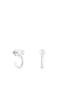 Pendientes de aro de plata que presentan una perla texturizada con un diseño en relieve y un simple stud con un acabado liso y una perla más pequeña.
