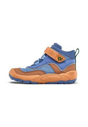 Sneaker per bambini blu e marrone realizzata in mesh e suede, con una fascia in velcro, suola in gomma spessa e linguetta verde sul retro.