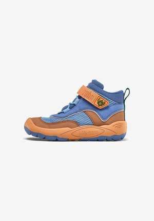 Blaue und braune Kindersneaker aus Mesh und Wildleder, mit Klettverschluss, dicker Gummisohle und grünem Zugband hinten.