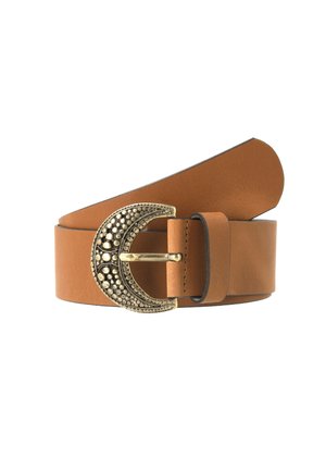 Ceinture en cuir marron avec boucle arrondie en or antique présentant un motif en relief à pois, enroulée sur un fond blanc.