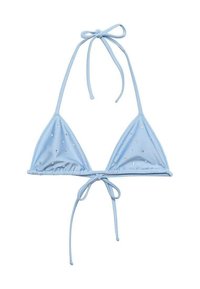 Svijetloplavi trokutasti bikini gornji dio s vezanjem, s dekorativnim srebrnim detaljima, glatkom teksturom i naboranom donjom ivicom.