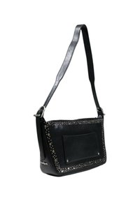 Borsa a tracolla in pelle nera con corpo piatto, adornata con borchie argentate lungo il bordo superiore e una tasca frontale. Spallaccio regolabile.