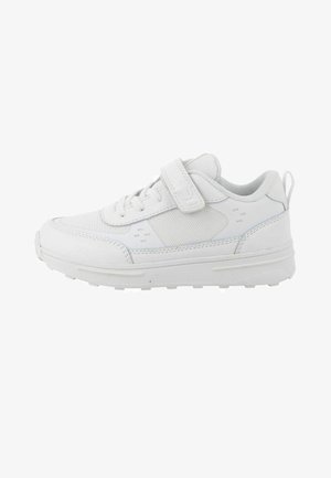 Scarpa da ginnastica bianca con pannelli in rete, lacci e una singola fascia in Velcro sulla parte superiore, mostrata di lato su uno sfondo bianco.