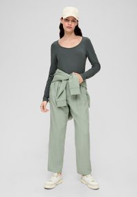 s.Oliver AUS STRETCH - Langarmshirt - olivgrün