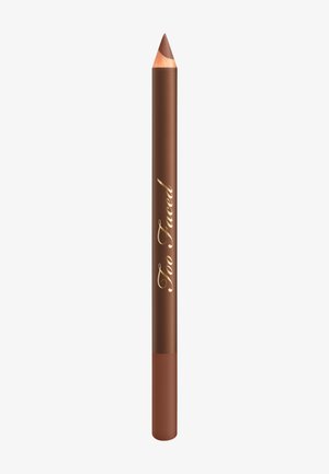 Bruine Too Faced cosmetische potlood met geslepen punt en gouden merknaamletters op een witte achtergrond.