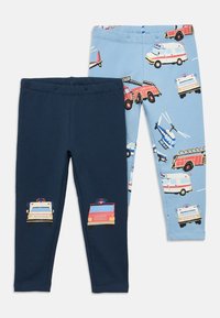 Δύο ζευγάρια παιδικά κολάν: ένα σε ναυτικό μπλε με γραφικά οχημάτων έκτακτης ανάγκης και ένα σε ανοιχτό μπλε με διάφορα μοτίβα οχημάτων.