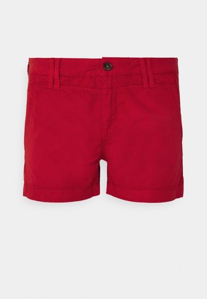 Pantaloncini rossi in cotone con chiusura a bottoni, passanti per cintura e tasche laterali. Il tessuto ha una texture liscia con una rifinitura orlata.