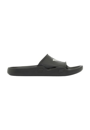 Schwarze Slide-Sandale mit einem breiten Riemen und konturierter Sohle, mit weißem Puma-Logo auf dem Riemen.