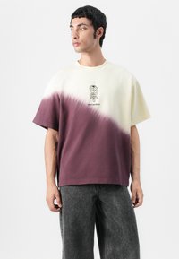 Lyhythihainen t-paita vaaleassa ja tummassa burgundin värisessä ombre-efektissä, jossa on kukkakuva ja Marimekko-logo. Valmistettu puuvillasta ja rento istuvuus.
