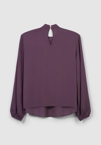 Langärmlige Bluse in tiefem Lila, mit einem runden Ausschnitt und einem Schlüsselloch-Ausschnitt auf der Rückseite sowie elastischen Bündchen. Glattes, leichtes Material.